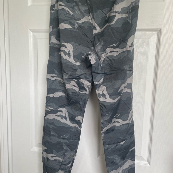 Women’s Reebok size small camo joggers. Front zip pocket. Reinforces inseam. - Picture 4 of 5